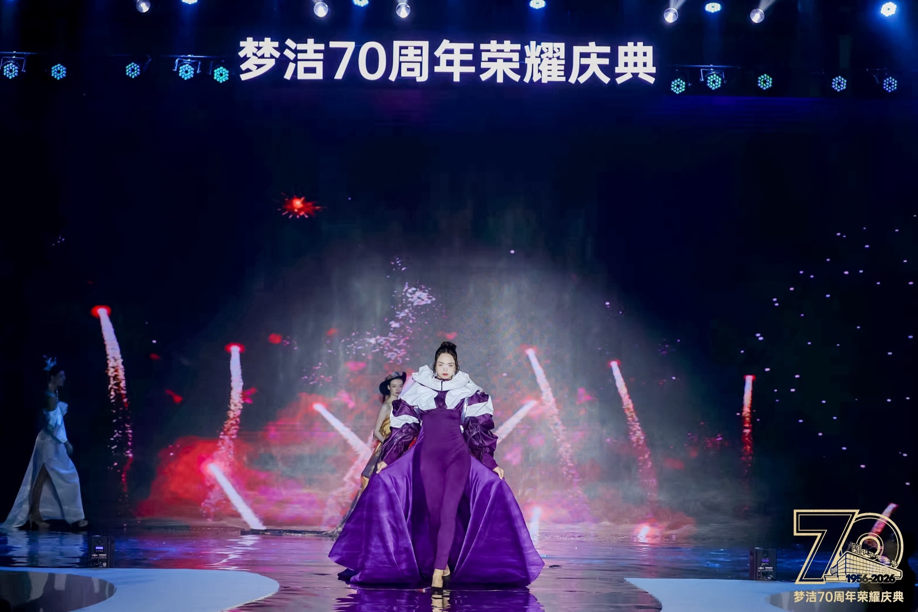 未来时尚服装展示现场